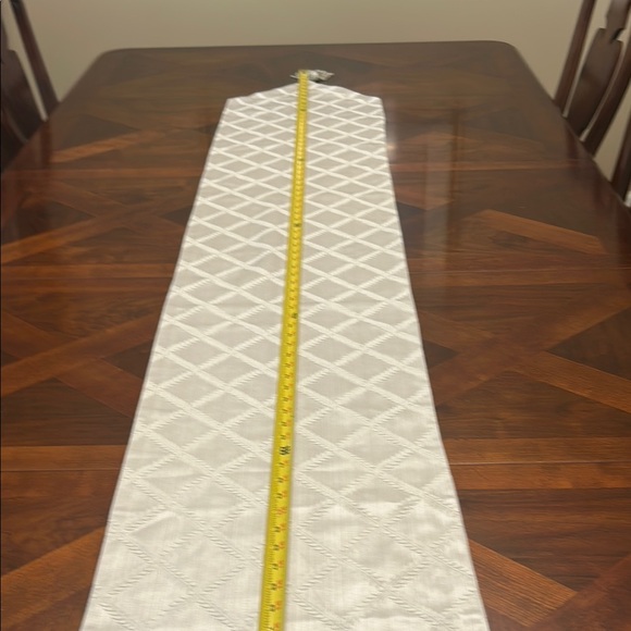 Source Unknown Cream Diamond Pattern Table Runner - Picture 3 of 5